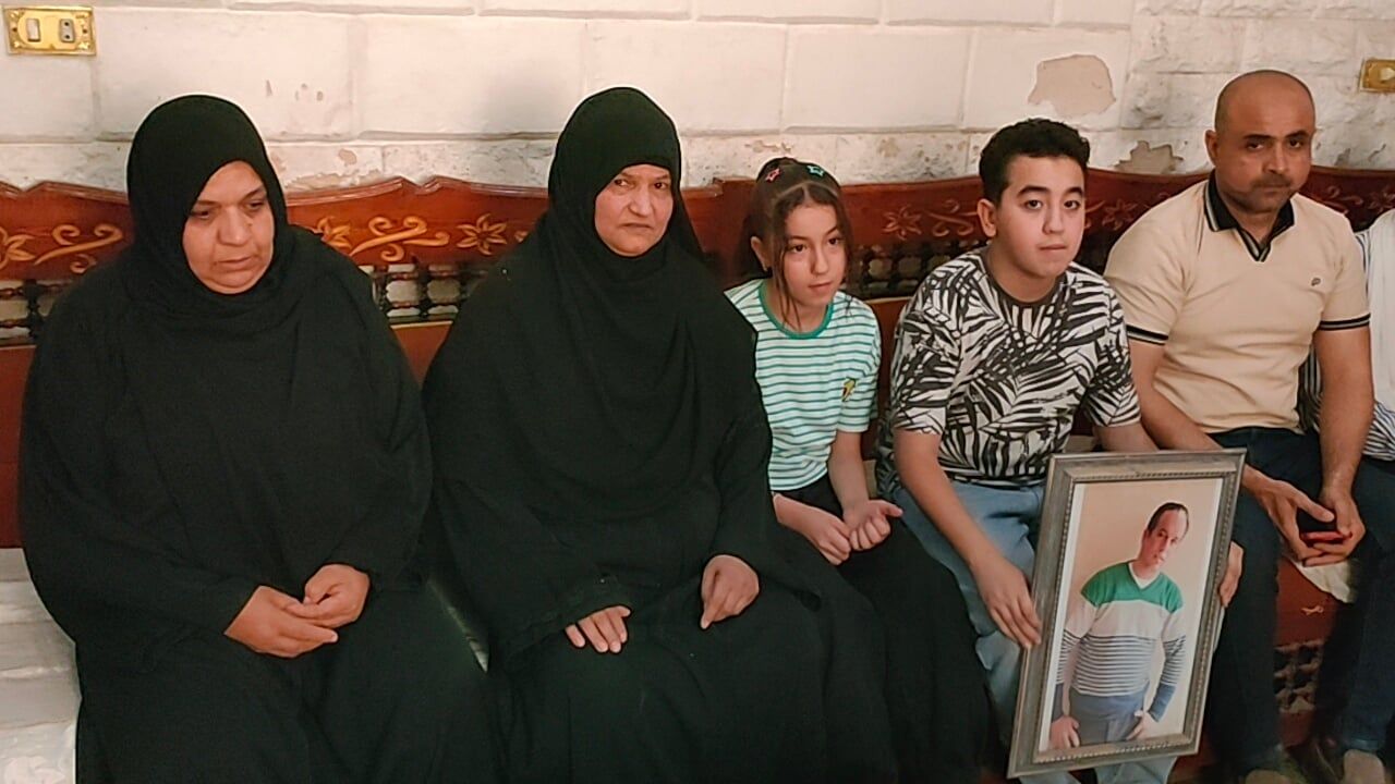 أسرة الشهيد بالمنزل أسرة الشهيد بالمنزل