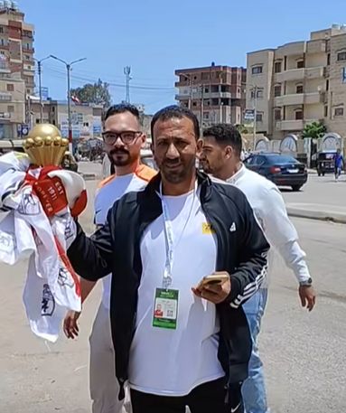 مشجع من كفر الشيخ يحمل كأس تفائل بالفوز بالبطولة الافريقية مشجع من كفر الشيخ يحمل كأس تفائل بالفوز بالبطولة الافريقية