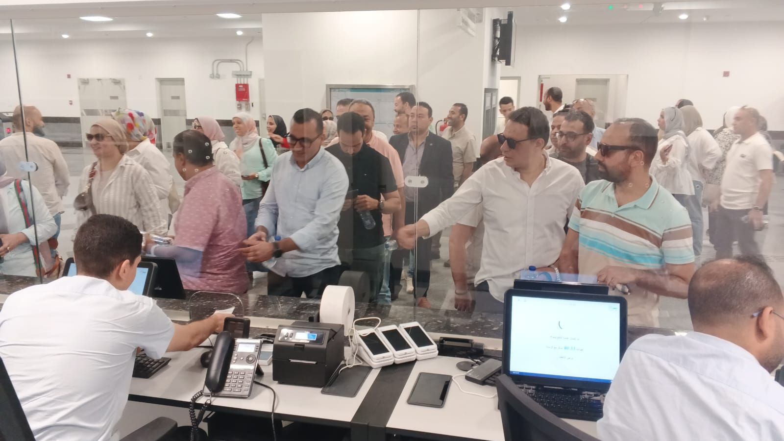 اقبال كبير من المواطنين على استخدام المونوريل (2) اقبال كبير من المواطنين على استخدام المونوريل (2)