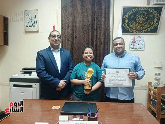 الطالب-يحصل-على-درع-الجائزة الطالب-يحصل-على-درع-الجائزة
