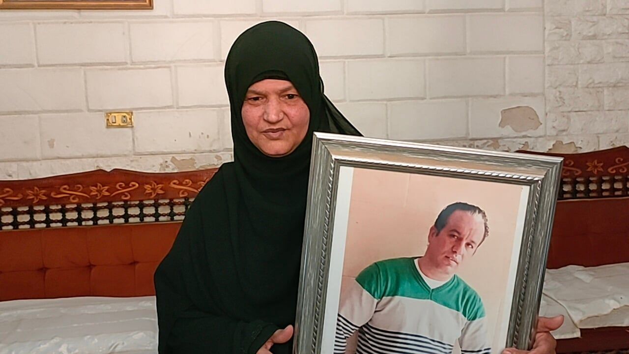عليا شقيقة الشهيد تحمل صورته عليا شقيقة الشهيد تحمل صورته
