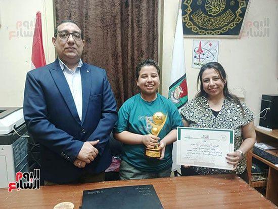 الطالب-مع-مدير-المركز-الاستكشافى-للعلوم الطالب-مع-مدير-المركز-الاستكشافى-للعلوم