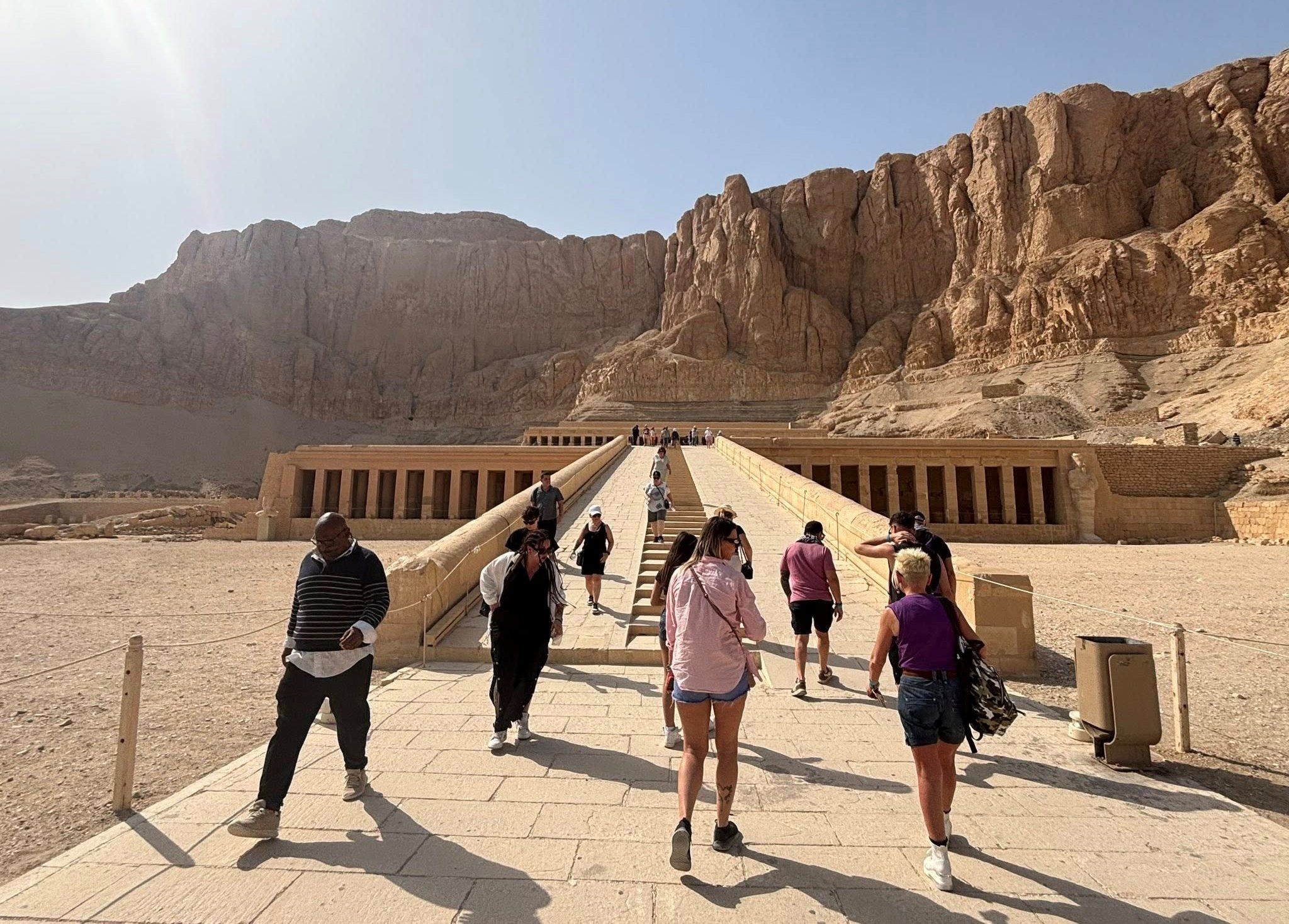 جانب من توافد السائحين على معبد الملكة حتشبسوت جانب من توافد السائحين على معبد الملكة حتشبسوت