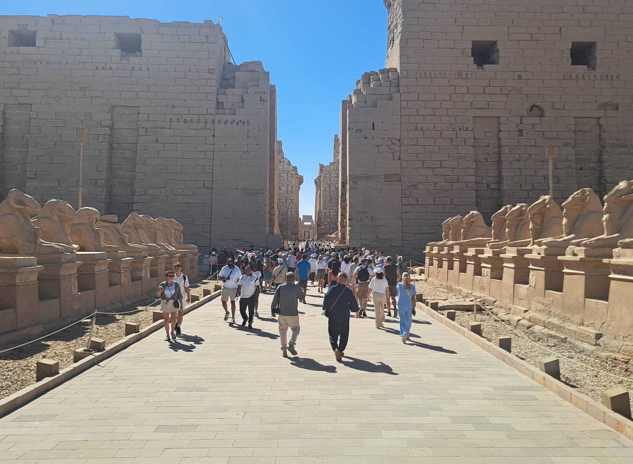 السياح من كل مكان فى العالم يستمتعون فى معابد الأقصر السياح من كل مكان فى العالم يستمتعون فى معابد الأقصر