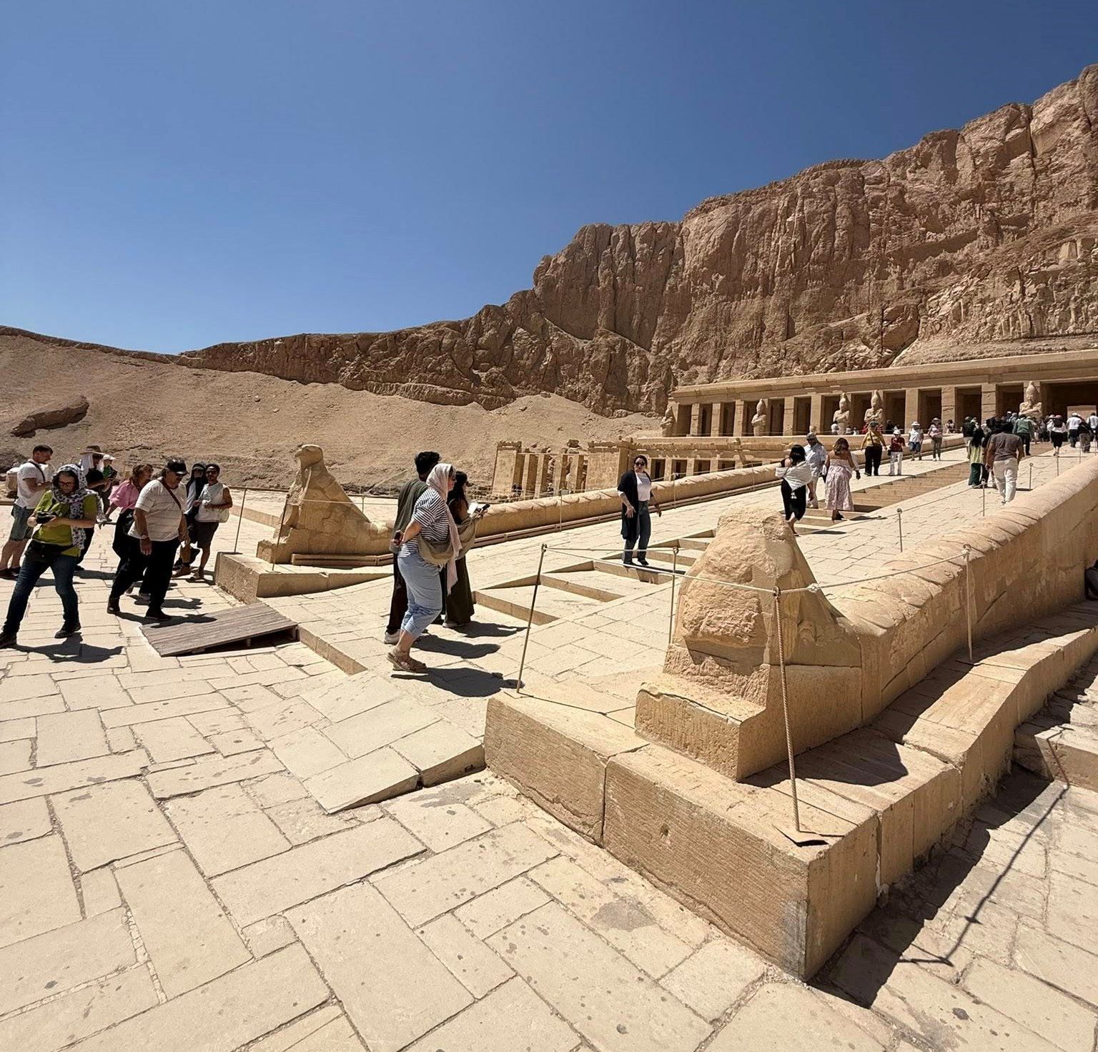 الإقبال السياحى فى معبد الملكة حتشبسوت الإقبال السياحى فى معبد الملكة حتشبسوت