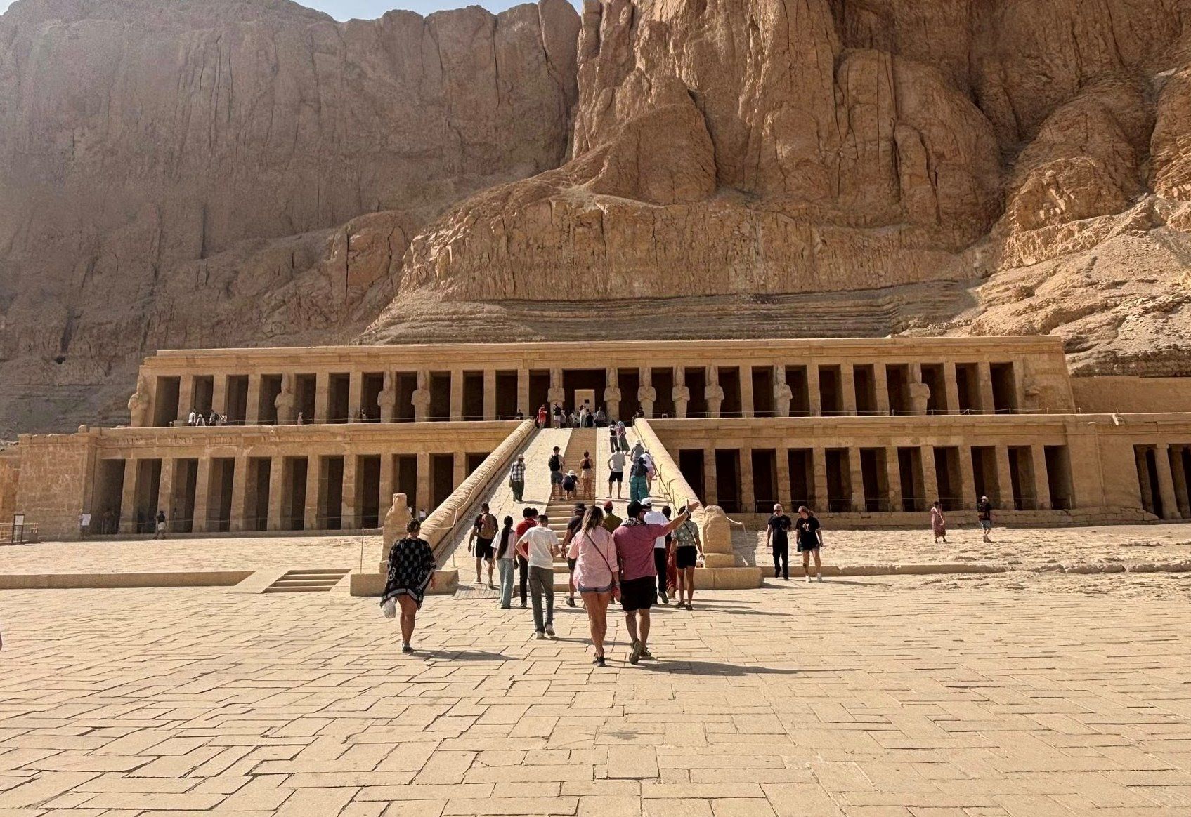 أفواج سياحية تتوافد على معبد حتشبسوت بالدير البحرى أفواج سياحية تتوافد على معبد حتشبسوت بالدير البحرى