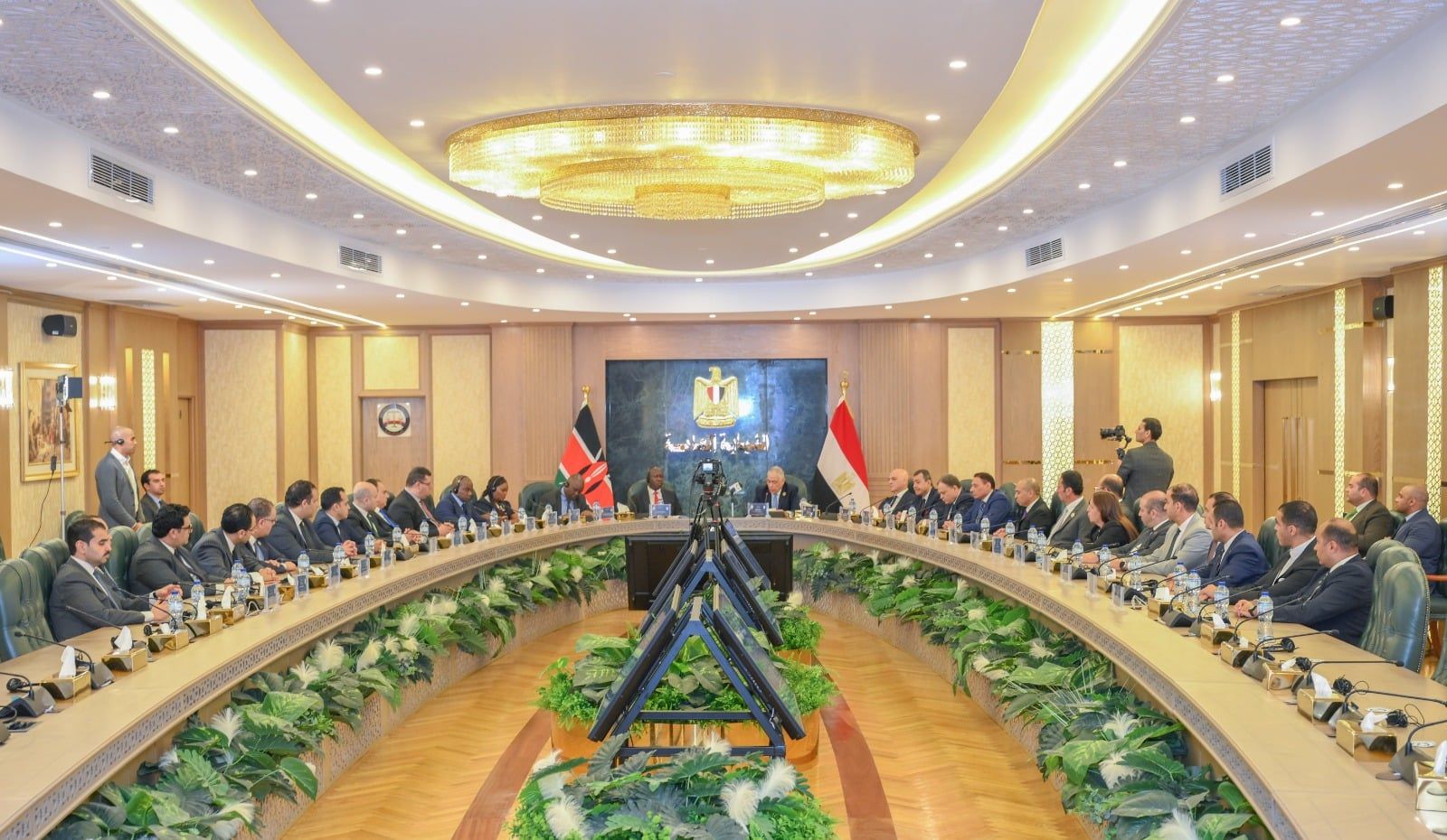 النائب العام يستقبل نظيره الكيني لبحث تعزيز التعاون القضائي بين البلدين (1) النائب العام يستقبل نظيره الكيني لبحث تعزيز التعاون القضائي بين البلدين (1)