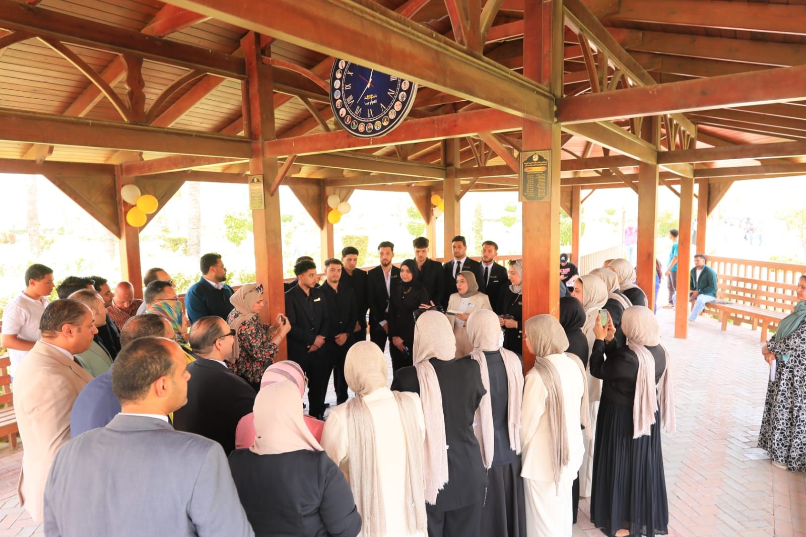 الطلاب يشرحون المشروع لرئيس الجامعة الطلاب يشرحون المشروع لرئيس الجامعة