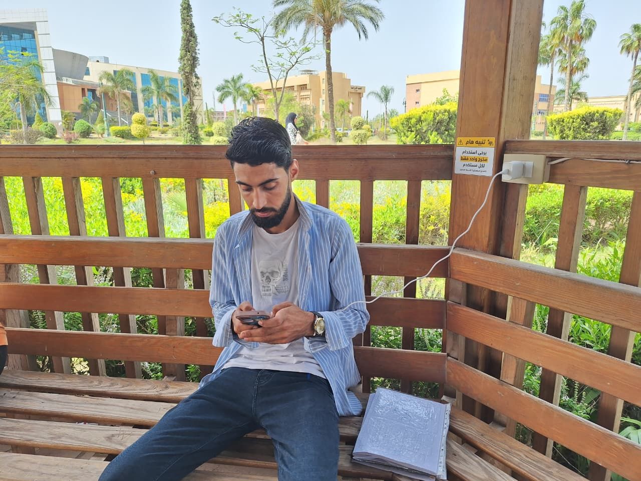 طالب يشحن محموله مستفيدا من المشروع طالب يشحن محموله مستفيدا من المشروع
