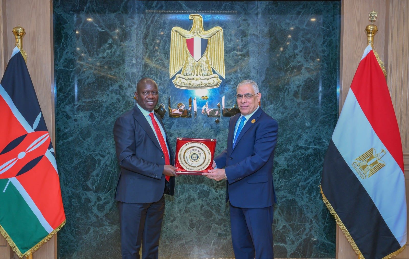 النائب العام يستقبل نظيره الكيني لبحث تعزيز التعاون القضائي بين البلدين (5) النائب العام يستقبل نظيره الكيني لبحث تعزيز التعاون القضائي بين البلدين (5)