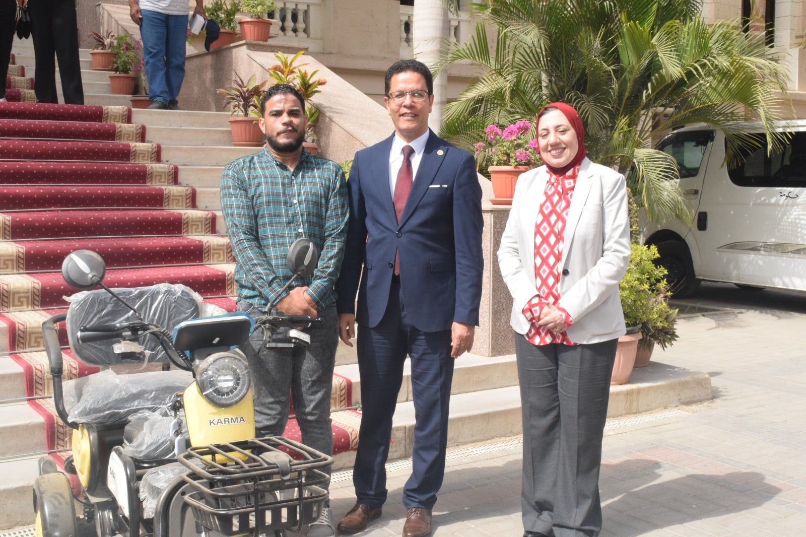 تسليم سكوتر لأحد الطلاب تسليم سكوتر لأحد الطلاب