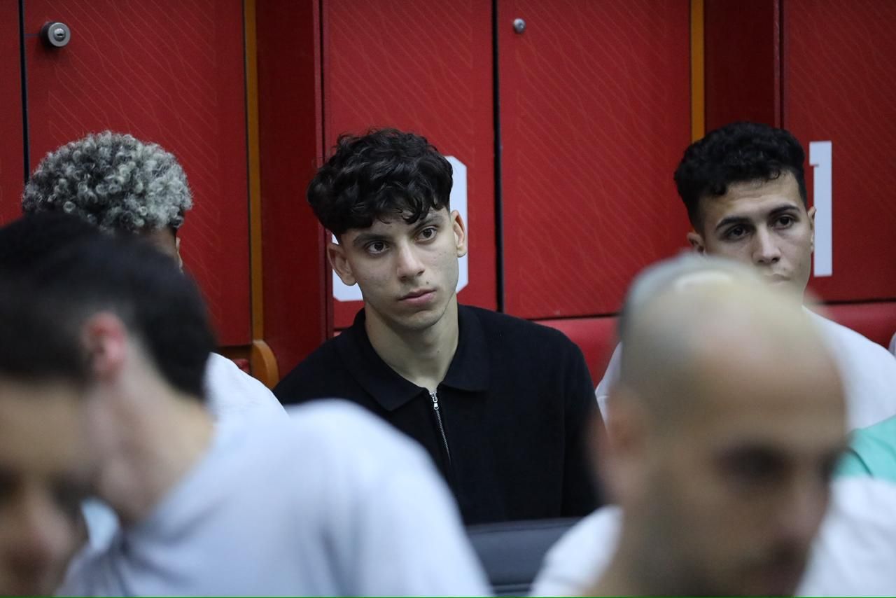 لاعبى سيراميكا يستمعون لحديث محمد أبو العينين لاعبى سيراميكا يستمعون لحديث محمد أبو العينين