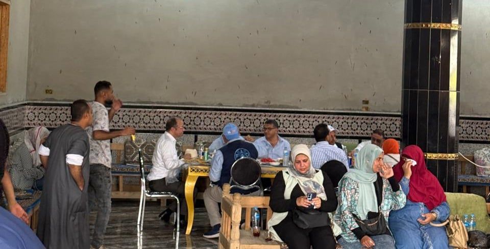 تنازل الوزير والوفد الهولندي العسل والمش والفطير المشلتت داخل منزل أحد الأهالي تنازل الوزير والوفد الهولندي العسل والمش والفطير المشلتت داخل منزل أحد الأهالي