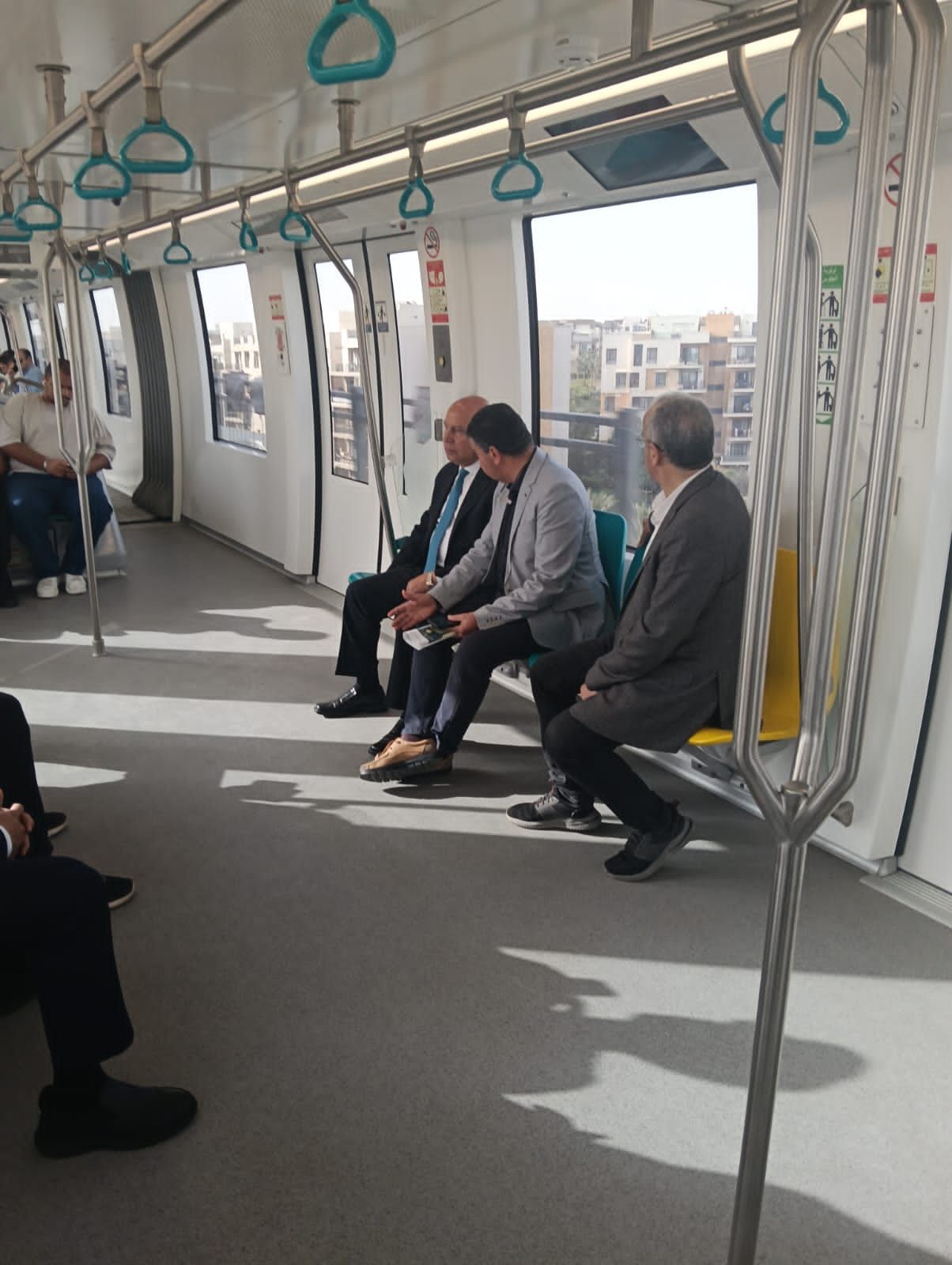 ​وزير النقل يستقل المونوريل