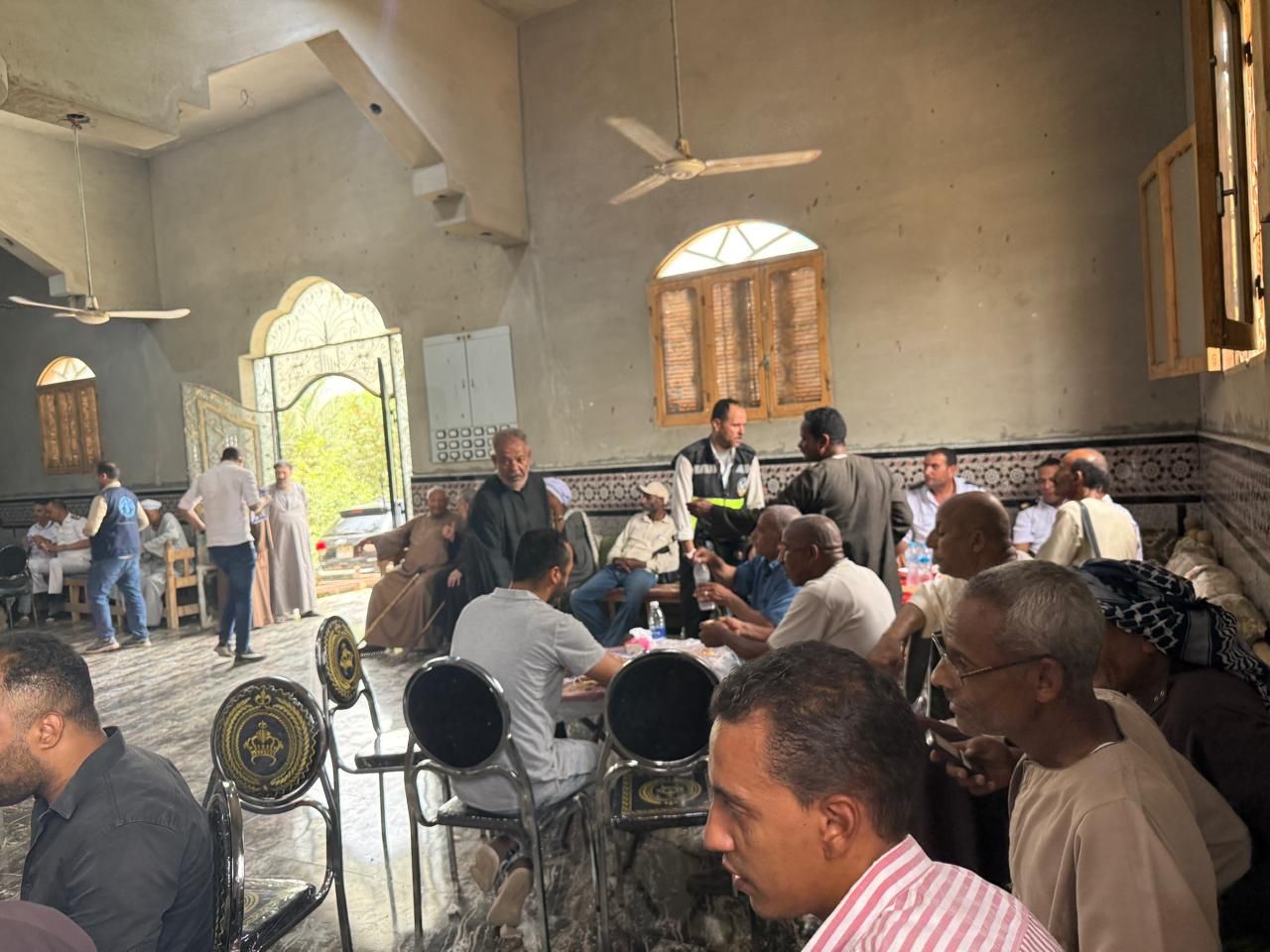 الوزير والوفد الهولندي داخل منزل أحد الأهالي الوزير والوفد الهولندي داخل منزل أحد الأهالي