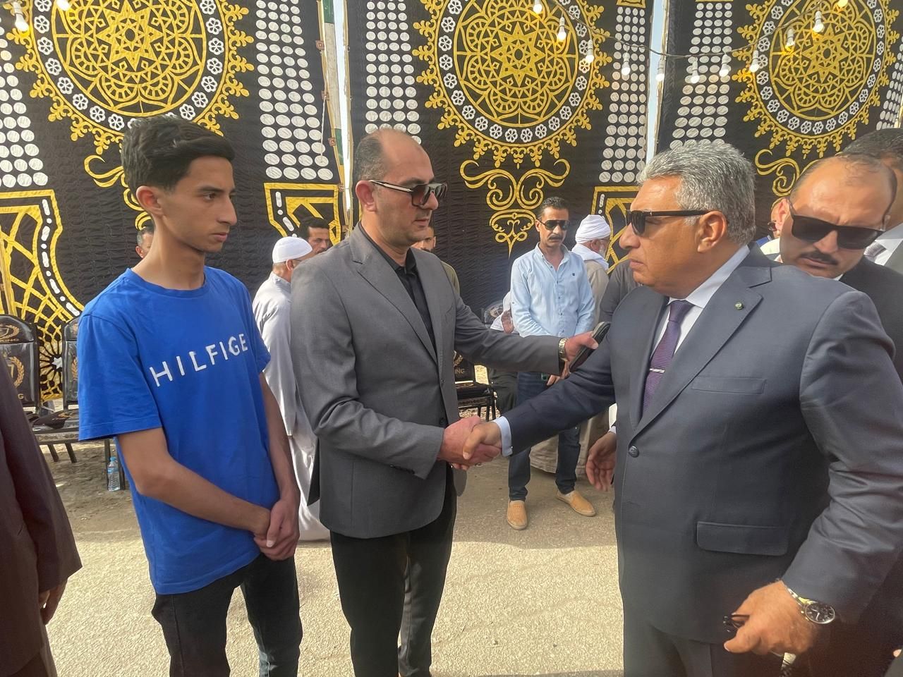 محافظ الدقهلية يقدم واجب العزاء لأسر ضحايا حادث التصادم (4) محافظ الدقهلية يقدم واجب العزاء لأسر ضحايا حادث التصادم (4)