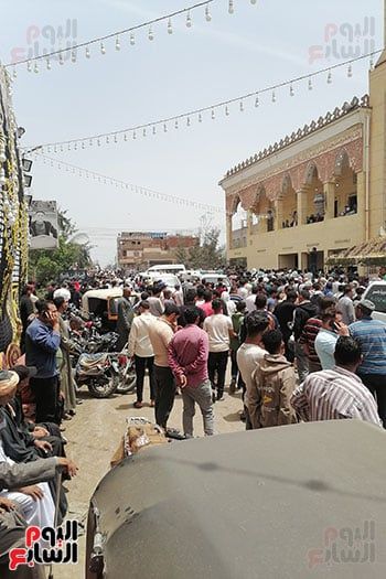 تجمع الأهالي أمام المسجد تجمع الأهالي أمام المسجد