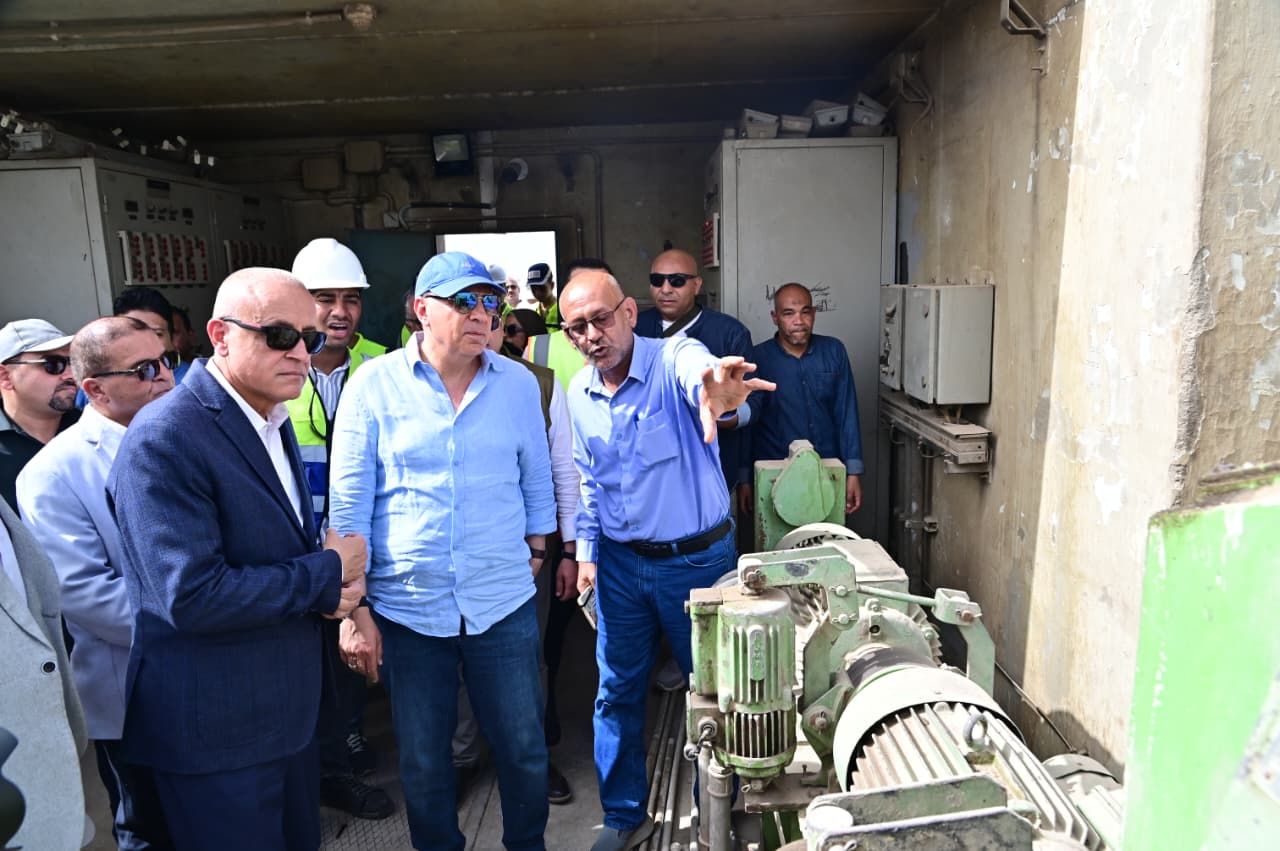 جانب من تفقد وزير الرى مشروع أنظمة التشغيل جانب من تفقد وزير الرى مشروع أنظمة التشغيل