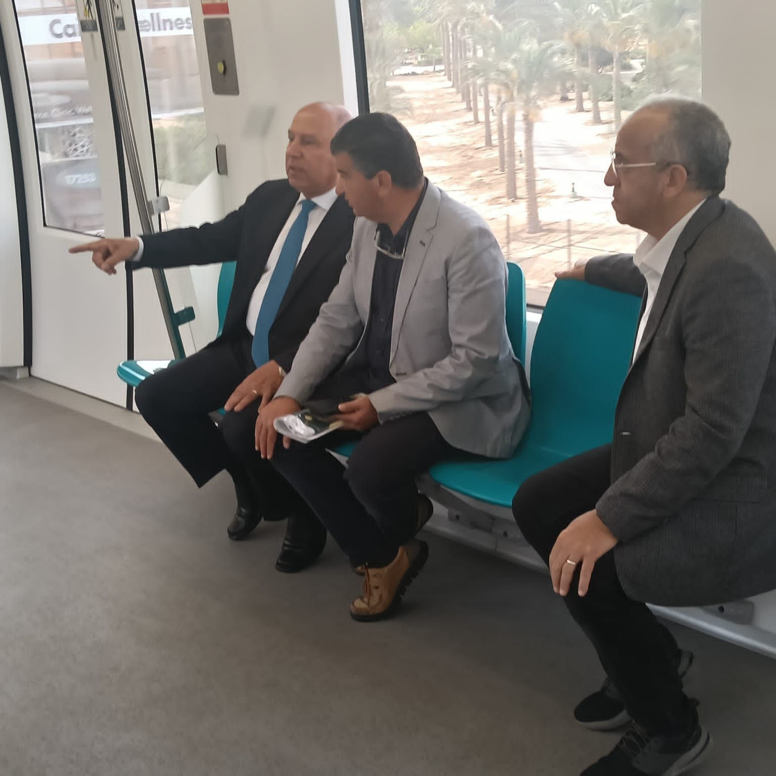 ​وزير النقل يستقل المونوريل متوجهاً لمكتبه بالعاصمة الإدارية