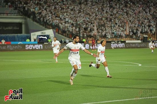 بيزيرا وعدي الدباغ يحتفلان بالهدف بيزيرا وعدي الدباغ يحتفلان بالهدف