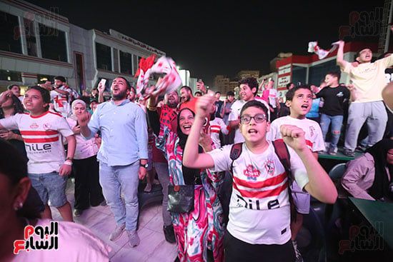 جمهور الزمالك يبحتفل بالفوز بالدورى بمقر النادى جمهور الزمالك يبحتفل بالفوز بالدورى بمقر النادى
