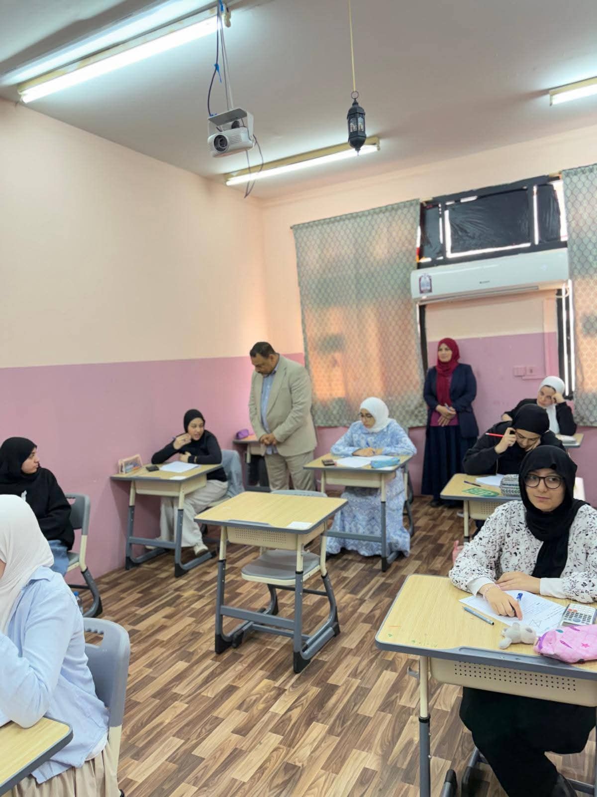 طلاب الصف الثالث الاعدادي بالمدرسة المصرية بقطر يؤدون امتحان نهاية العام (2) طلاب الصف الثالث الاعدادي بالمدرسة المصرية بقطر يؤدون امتحان نهاية العام (2)