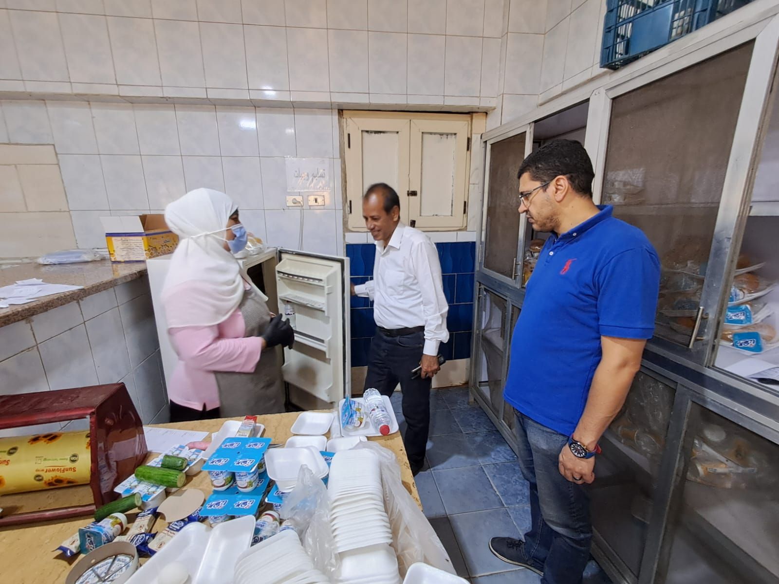 رئيس مدينة أبو النمرس يتفقد المستشفى المركزى للتأكد من انتظام العمل (1) رئيس مدينة أبو النمرس يتفقد المستشفى المركزى للتأكد من انتظام العمل (1)