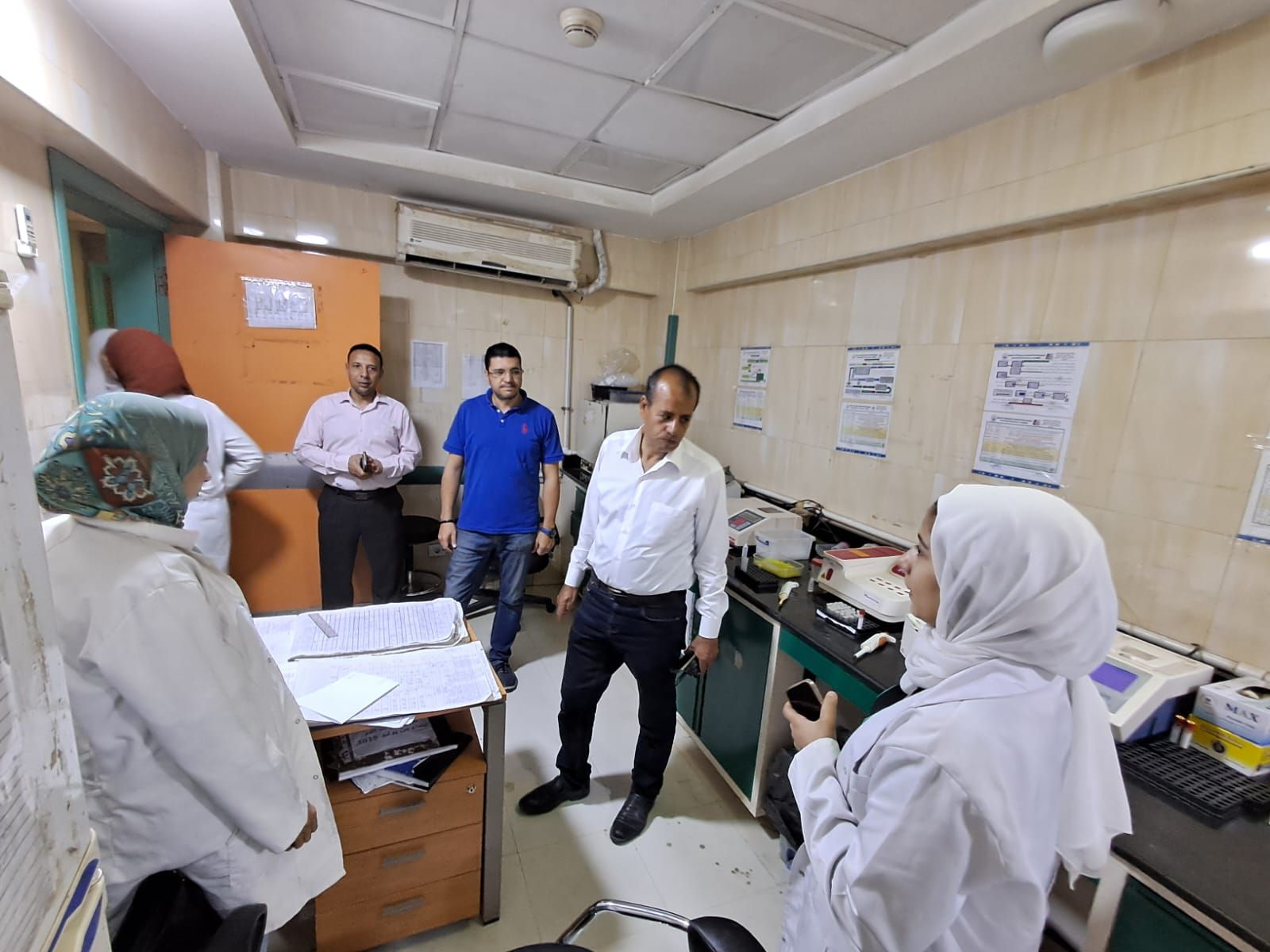 رئيس مدينة أبو النمرس يتفقد المستشفى المركزى للتأكد من انتظام العمل (4) رئيس مدينة أبو النمرس يتفقد المستشفى المركزى للتأكد من انتظام العمل (4)