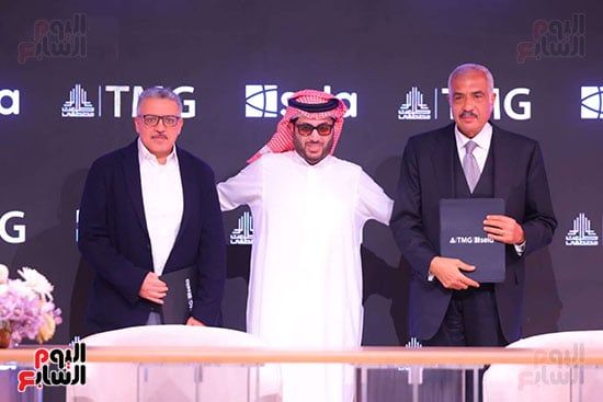 عقب الانتهاء من توقيع الاتفاقيه عقب الانتهاء من توقيع الاتفاقيه