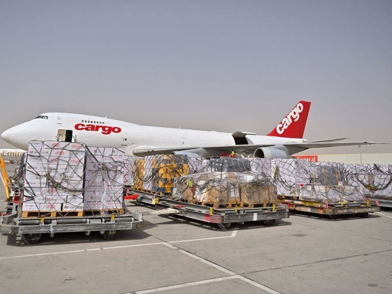 جانب من وصول الطائرة الاماراتية وتفريغ الشحنة بمطار العريش جانب من وصول الطائرة الاماراتية وتفريغ الشحنة بمطار العريش