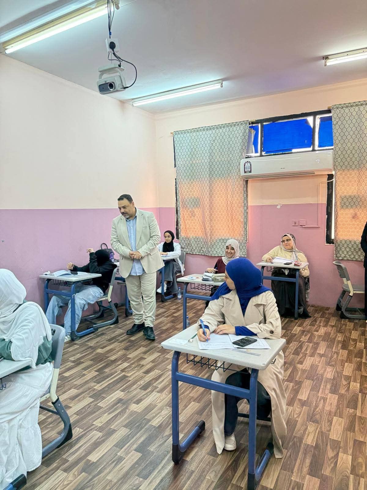 طلاب الصف الثالث الاعدادي بالمدرسة المصرية بقطر يؤدون امتحان نهاية العام (4) طلاب الصف الثالث الاعدادي بالمدرسة المصرية بقطر يؤدون امتحان نهاية العام (4)