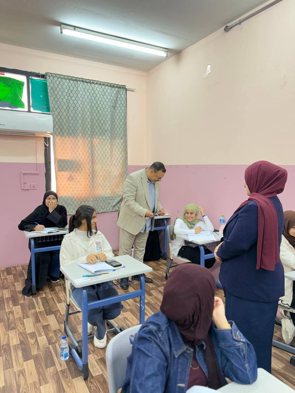 طلاب الصف الثالث الاعدادي بالمدرسة المصرية بقطر يؤدون امتحان نهاية العام (3) طلاب الصف الثالث الاعدادي بالمدرسة المصرية بقطر يؤدون امتحان نهاية العام (3)