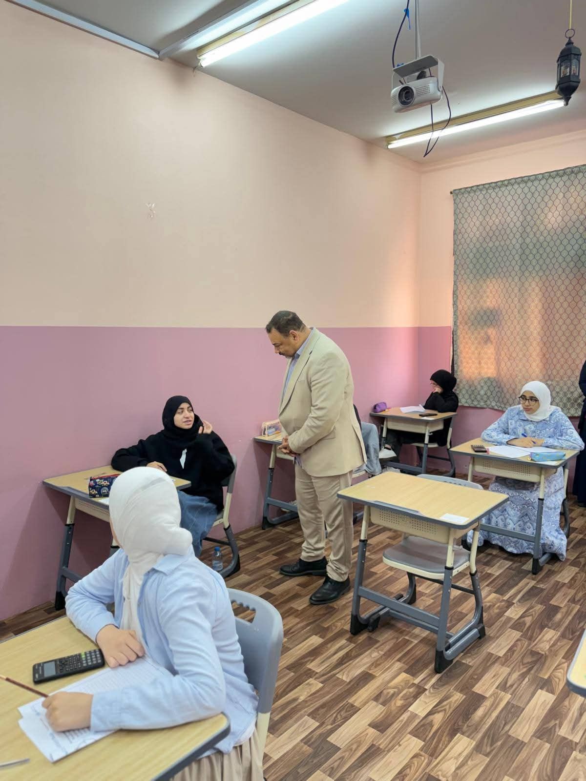 طلاب الصف الثالث الاعدادي بالمدرسة المصرية بقطر يؤدون امتحان نهاية العام (1) طلاب الصف الثالث الاعدادي بالمدرسة المصرية بقطر يؤدون امتحان نهاية العام (1)