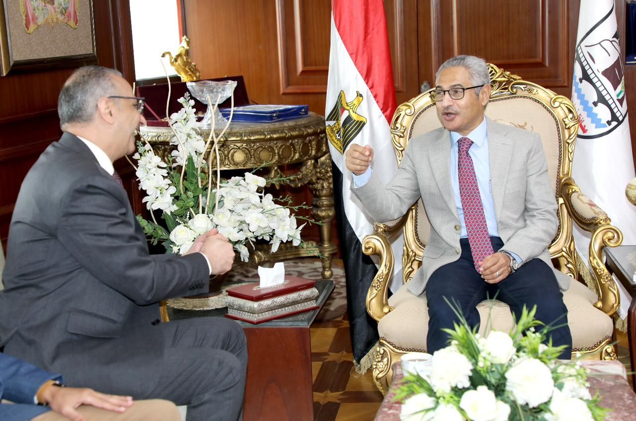 رئيس جهاز تنمية التجارة الداخلية يبحث مع محافظ بني سويف تنفيذ مشروعات ومناطق تجارية رئيس جهاز تنمية التجارة الداخلية يبحث مع محافظ بني سويف تنفيذ مشروعات ومناطق تجارية