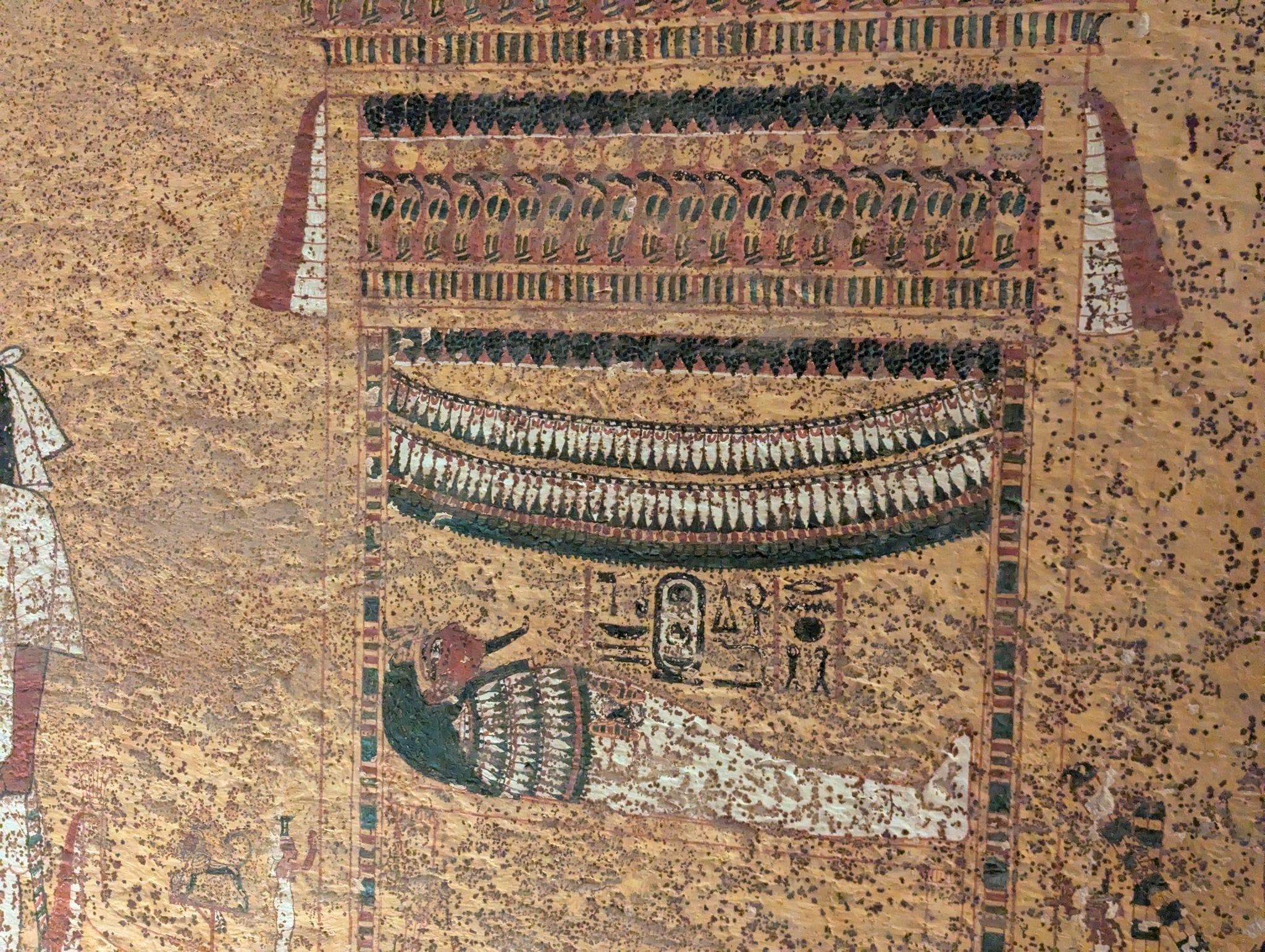 جانب من النقوش البديعة داخل مقبرة الملك الصغير توت عنخ آمون جانب من النقوش البديعة داخل مقبرة الملك الصغير توت عنخ آمون