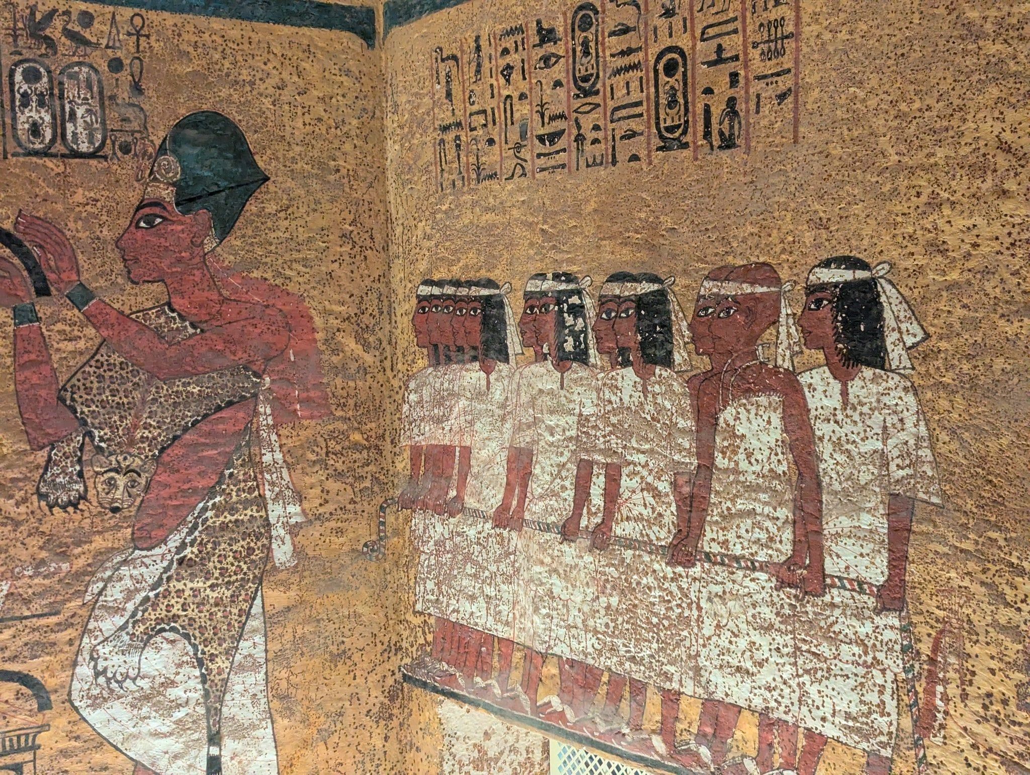 رسومات منذ آلاف السنين فى مقبرة الملك الصغير توت عنخ آمون رسومات منذ آلاف السنين فى مقبرة الملك الصغير توت عنخ آمون