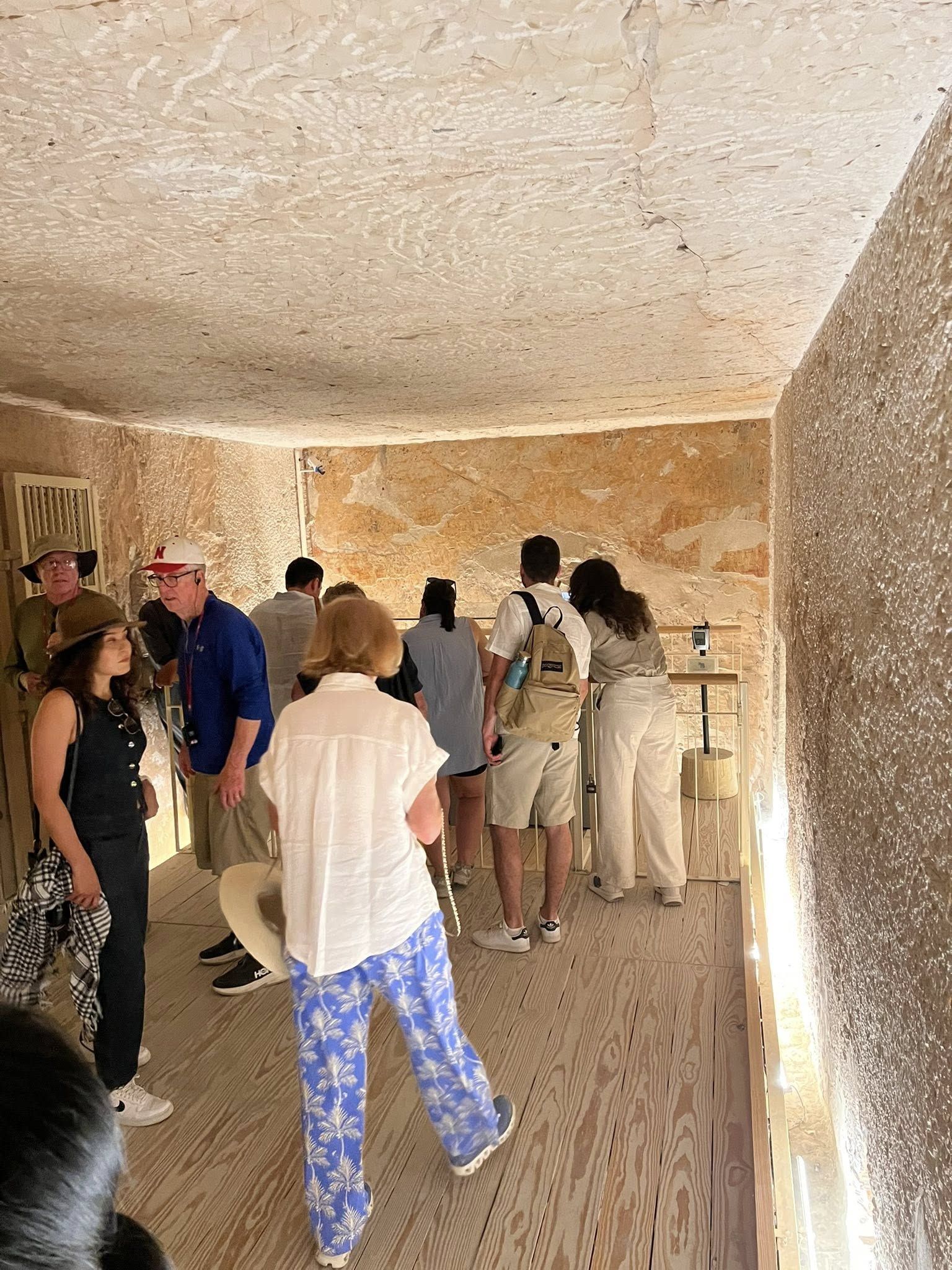 الأفواج السياحية خلال الاستمتاع بسحر مقبرة توت عنخ آمون الأفواج السياحية خلال الاستمتاع بسحر مقبرة توت عنخ آمون