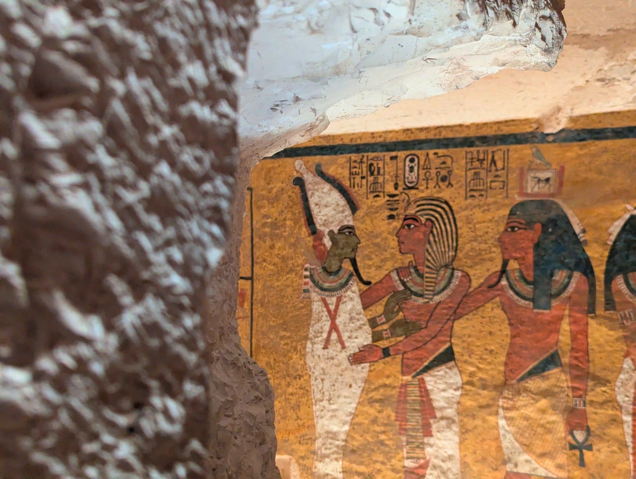 النقوش والألوان البديعة داخل مقبرة الملك الصغير توت عنخ آمون النقوش والألوان البديعة داخل مقبرة الملك الصغير توت عنخ آمون