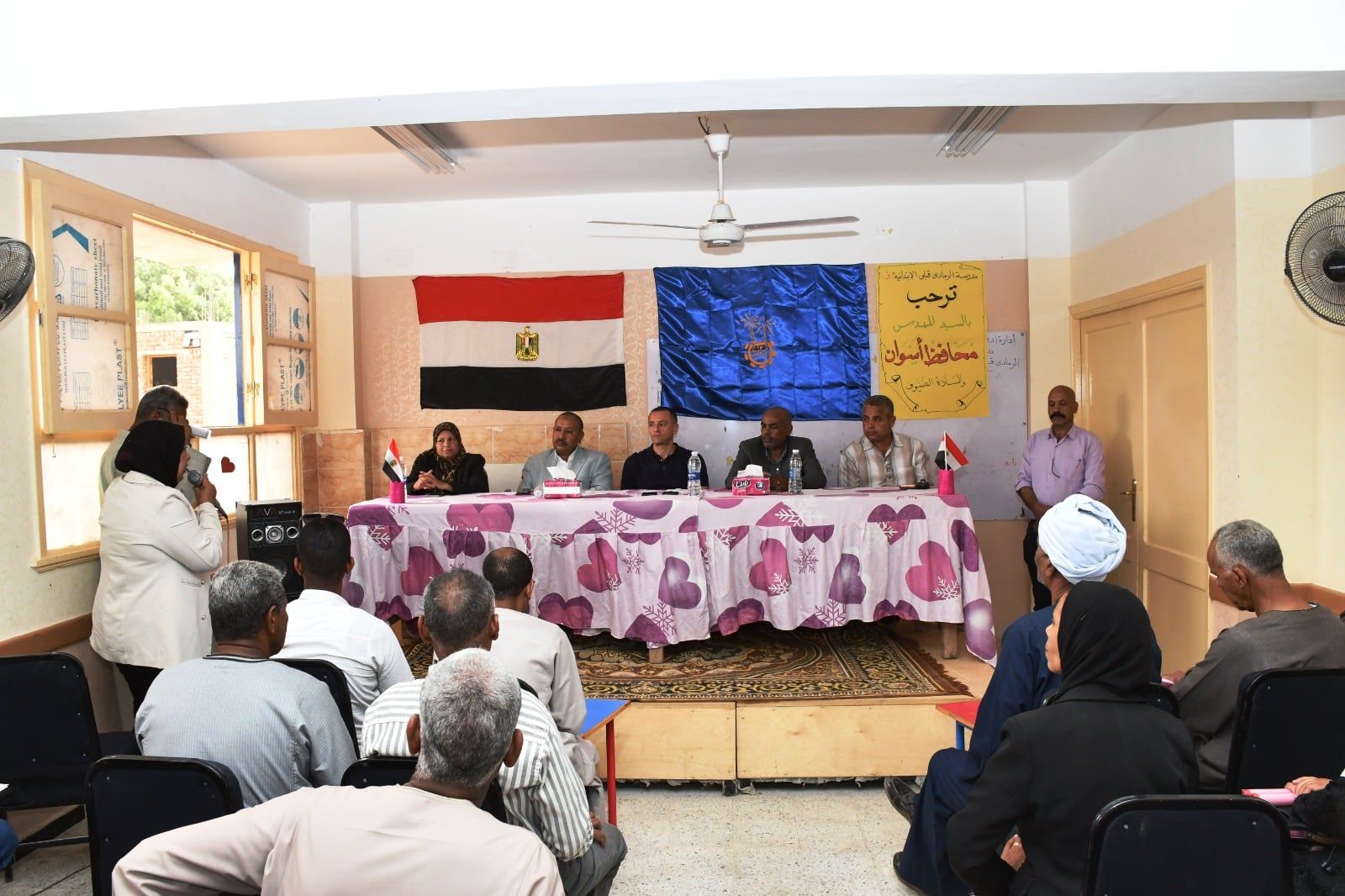 لقاء المحافظ مع الأهالى لقاء المحافظ مع الأهالى