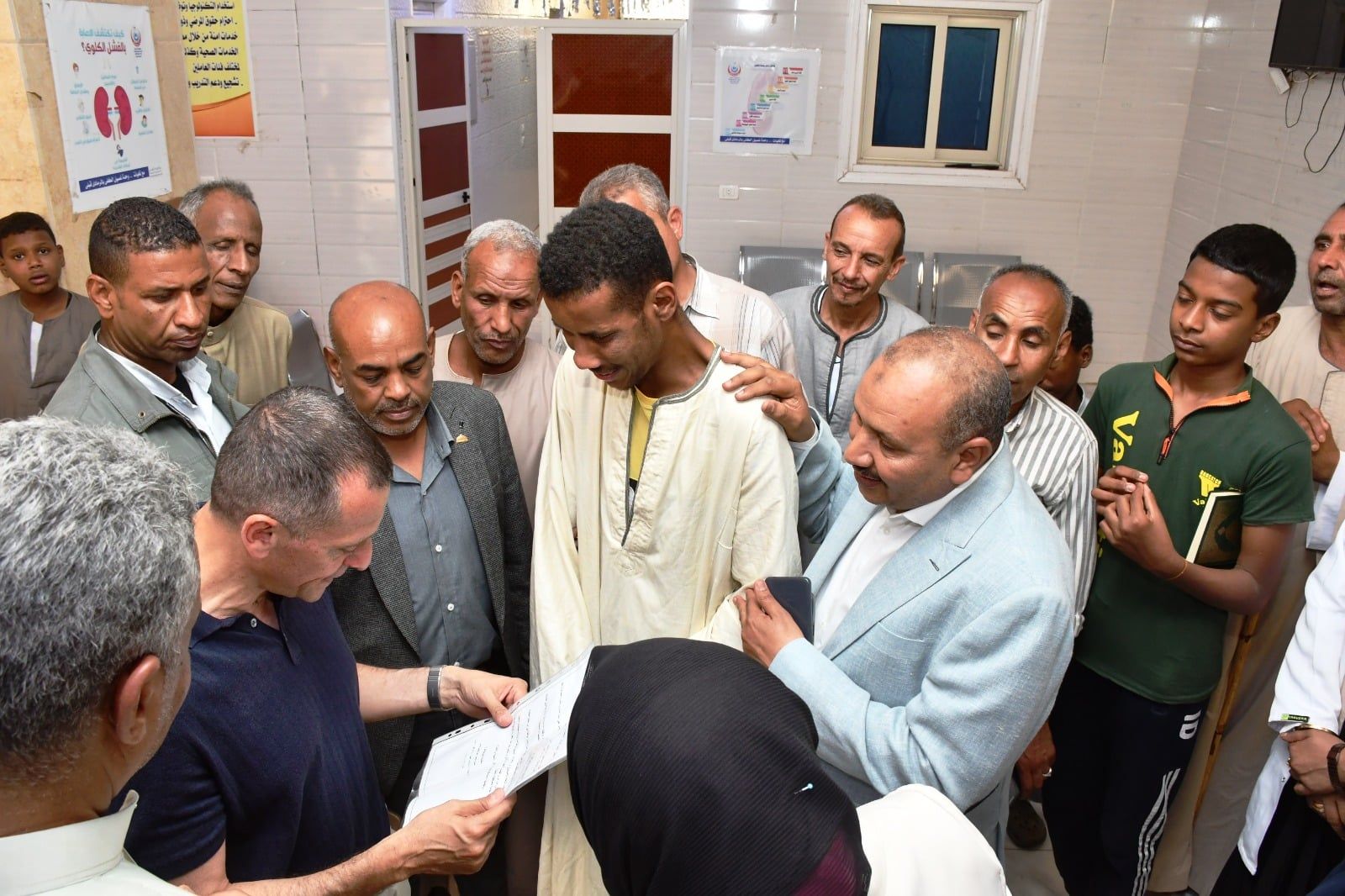محافظ أسوان يستمع لأهالى الرمادى محافظ أسوان يستمع لأهالى الرمادى