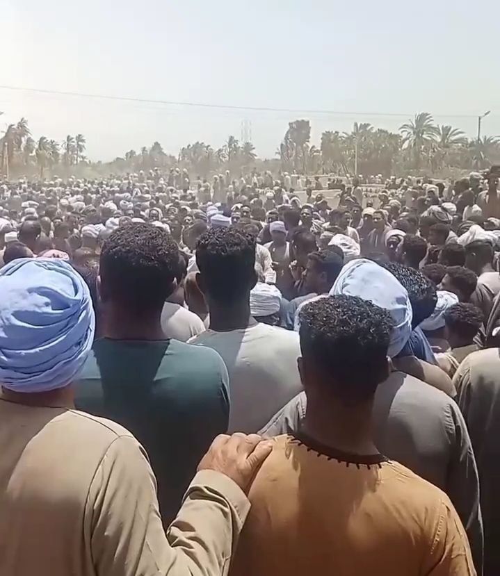 أهالى مدينة إسنا يودعون أربعة رجال مصالحات من قرية باويل بعد وفاتهم في حادث تصادم أهالى مدينة إسنا يودعون أربعة رجال مصالحات من قرية باويل بعد وفاتهم في حادث تصادم