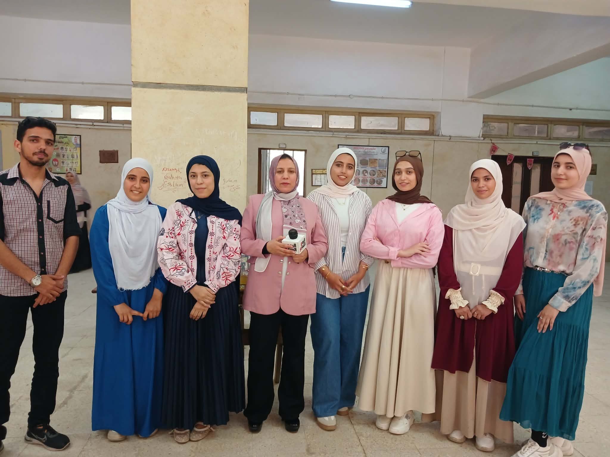 الطلاب مع الدكتورة عواطف لطفى الطلاب مع الدكتورة عواطف لطفى