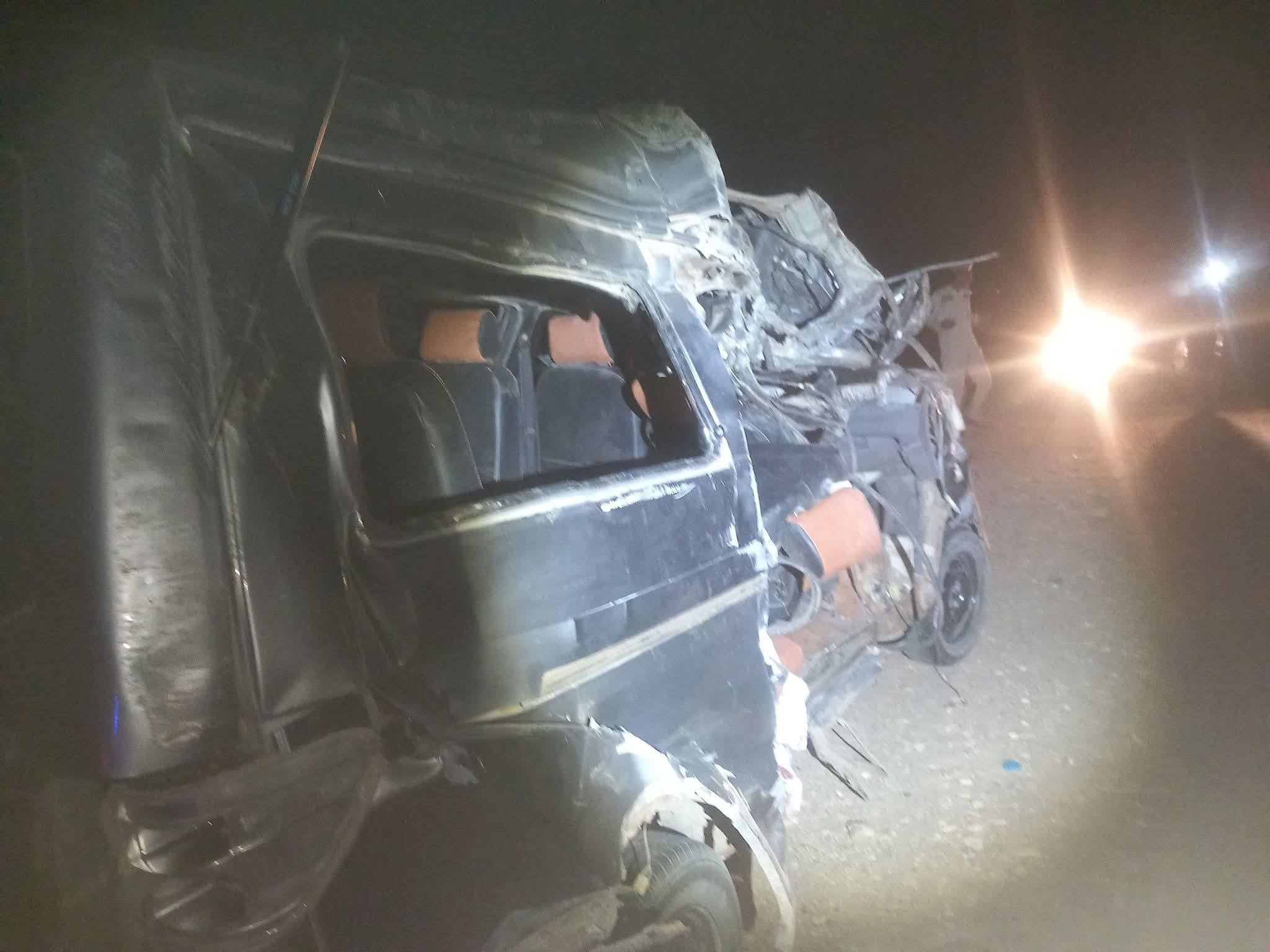 جانب من آثار حادث التصادم على صحراوى إسنا ووفاة أعضاء لجنة المصالحات جانب من آثار حادث التصادم على صحراوى إسنا ووفاة أعضاء لجنة المصالحات