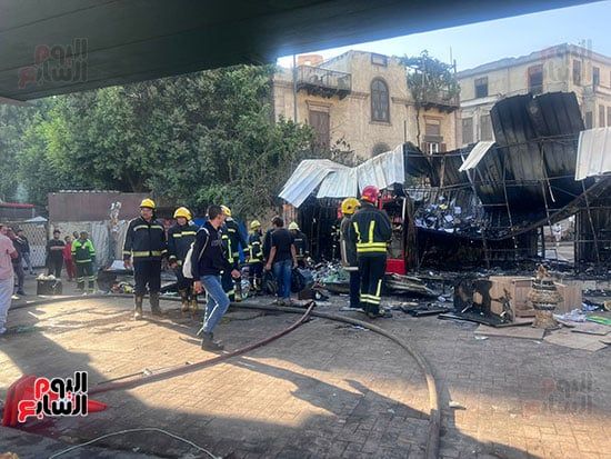 السيطرة الكاملة على الحريق الذي اندلع بكشك تجاري بمنطقة الفجالة (6) السيطرة الكاملة على الحريق الذي اندلع بكشك تجاري بمنطقة الفجالة (6)