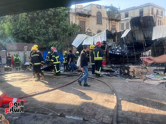السيطرة الكاملة على الحريق الذي اندلع بكشك تجاري بمنطقة الفجالة (9) السيطرة الكاملة على الحريق الذي اندلع بكشك تجاري بمنطقة الفجالة (9)