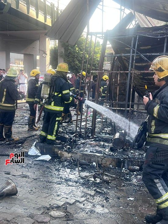 السيطرة الكاملة على الحريق الذي اندلع بكشك تجاري بمنطقة الفجالة (11) السيطرة الكاملة على الحريق الذي اندلع بكشك تجاري بمنطقة الفجالة (11)