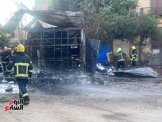 السيطرة الكاملة على الحريق الذي اندلع بكشك تجاري بمنطقة الفجالة (2) السيطرة الكاملة على الحريق الذي اندلع بكشك تجاري بمنطقة الفجالة (2)