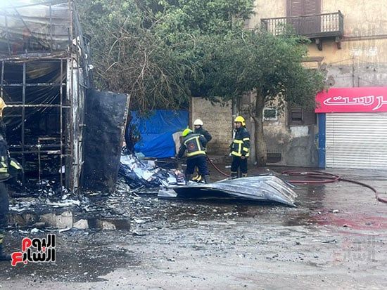 السيطرة الكاملة على الحريق الذي اندلع بكشك تجاري بمنطقة الفجالة (4) السيطرة الكاملة على الحريق الذي اندلع بكشك تجاري بمنطقة الفجالة (4)