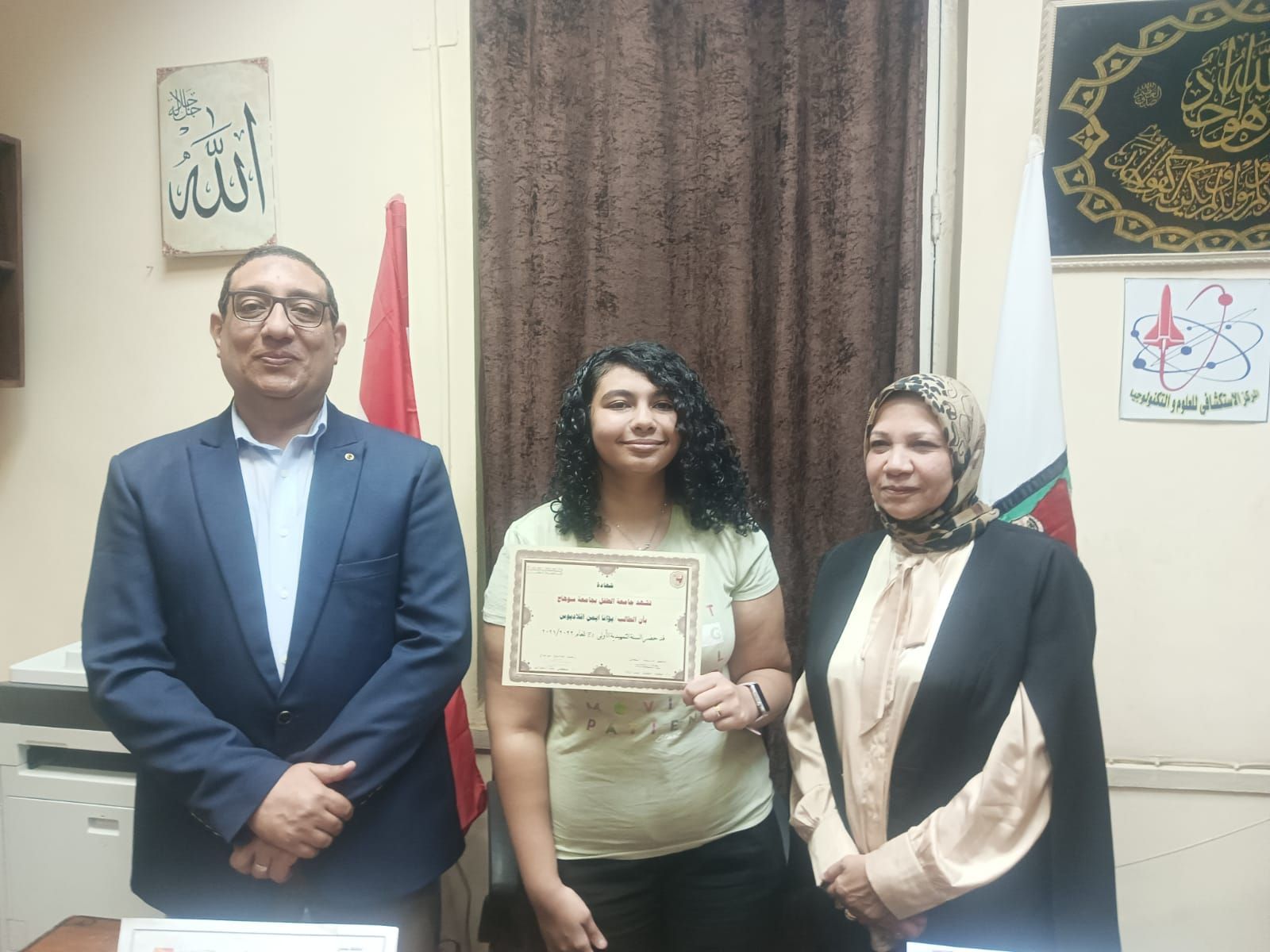 مدير الشؤن التنفيذية بمديرية التربية والتعليم مع الطالبة مدير الشؤن التنفيذية بمديرية التربية والتعليم مع الطالبة