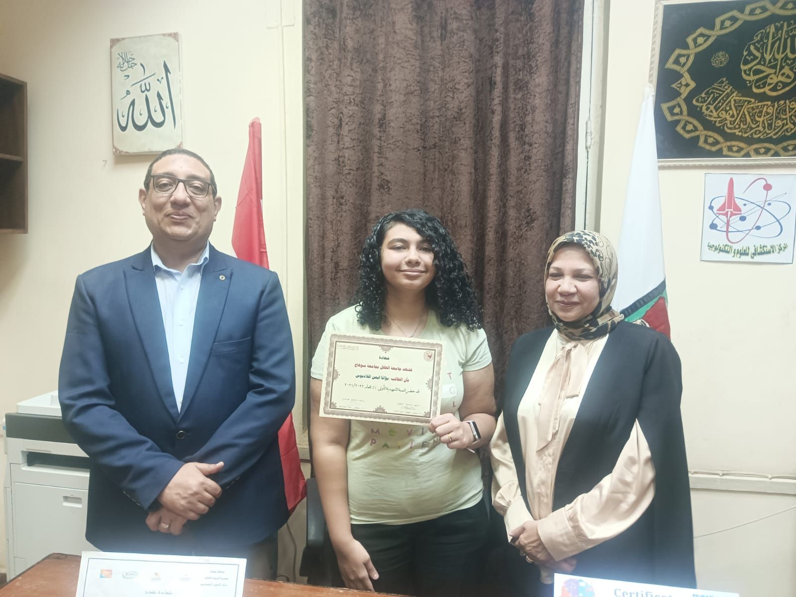 المشرف على الطلاب المخترعين مع الطالبة يؤانا المشرف على الطلاب المخترعين مع الطالبة يؤانا